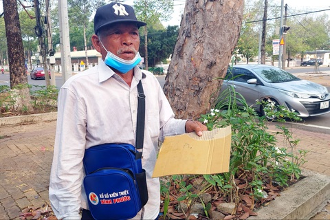 Người đi ô tô giật 59 tờ vé số của ông lão tật nguyền - Ảnh 1. Người đi ô tô giật 59 tờ vé số của ông lão tật nguyền - Ảnh 1.