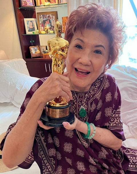 Dương Tử Quỳnh mang tượng vàng Oscar về khoe bố mẹ - Ảnh 2. Dương Tử Quỳnh mang tượng vàng Oscar về khoe bố mẹ - Ảnh 2.