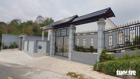 Chủ biệt thự trái phép trên núi Sập: Biệt thự là do các thầy chùa xây, tôi không biết - Ảnh 1. Chủ biệt thự trái phép trên núi Sập: Biệt thự là do các thầy chùa xây, tôi không biết - Ảnh 1.