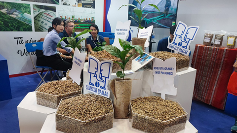 Khách xếp hàng dài chờ nếm cà phê, bánh ngọt... tại triển lãm 400 gian hàng - Ảnh 2. Khách xếp hàng dài chờ nếm cà phê, bánh ngọt... tại triển lãm 400 gian hàng - Ảnh 2.