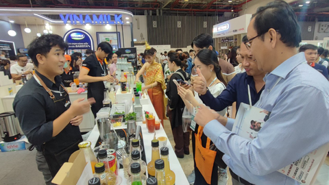 Khách xếp hàng dài chờ nếm cà phê, bánh ngọt... tại triển lãm 400 gian hàng - Ảnh 4. Khách xếp hàng dài chờ nếm cà phê, bánh ngọt... tại triển lãm 400 gian hàng - Ảnh 4.