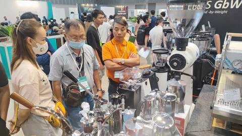 Khách xếp hàng dài chờ nếm cà phê, bánh ngọt... tại triển lãm 400 gian hàng - Ảnh 5. Khách xếp hàng dài chờ nếm cà phê, bánh ngọt... tại triển lãm 400 gian hàng - Ảnh 5.