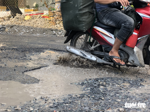 Rà soát xử lý sớm đường hư hỏng, biển báo đánh đố người đi đường - Ảnh 2. Rà soát xử lý sớm đường hư hỏng, biển báo đánh đố người đi đường - Ảnh 2.