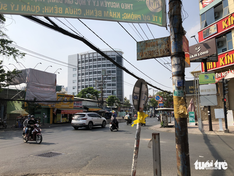 Rà soát xử lý sớm đường hư hỏng, biển báo đánh đố người đi đường - Ảnh 3. Rà soát xử lý sớm đường hư hỏng, biển báo đánh đố người đi đường - Ảnh 3.