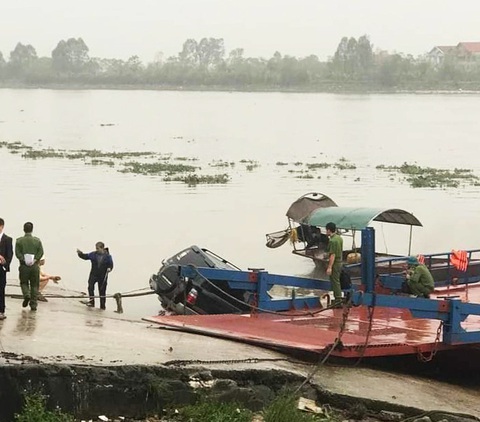 Xe bảy chỗ lao xuống sông, tài xế chết sau tay lái - Ảnh 1. Xe bảy chỗ lao xuống sông, tài xế chết sau tay lái - Ảnh 1.