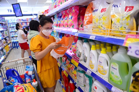 Co.opmart và Co.opXtra đang giảm giá mạnh cho các sản phẩm hóa phẩm khi mua sản phẩm thứ 2, 4, 6... cùng loại - Ảnh: QUANG ĐỊNH Co.opmart và Co.opXtra đang giảm giá mạnh cho các sản phẩm hóa phẩm khi mua sản phẩm thứ 2, 4, 6... cùng loại - Ảnh: QUANG ĐỊNH