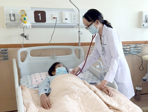 Chương trình tư vấn: rung nhĩ và thiếu máu não thoáng qua - may hay rủi? - Ảnh 2. Theo BS CKII. Phạm Thị Ngọc Quyên chăm sóc cho người bệnh tại Đơn vị Đột quỵ