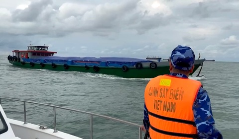 Cảnh sát biển điều tra tàu chở 520 tấn phân urê không có giấy tờ, nguồn gốc - Ảnh 1. Cảnh sát biển điều tra tàu chở 520 tấn phân urê không có giấy tờ, nguồn gốc - Ảnh 1.