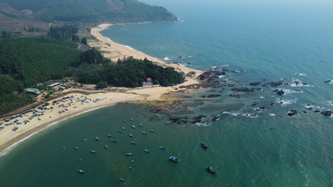 Dự án gang thép Long Sơn có thể dừng nếu không đảm bảo các tiêu chí yêu cầu của tỉnh Bình Định - Ảnh 2. Bãi biển Lộ Diêu, nơi dự kiến sẽ triển khai dự án gang thép Long Sơn - Ảnh: LÂM THIÊN