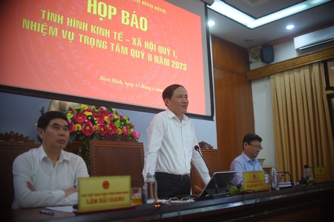 Dự án gang thép Long Sơn có thể dừng nếu không đảm bảo các tiêu chí yêu cầu của tỉnh Bình Định - Ảnh 1. Ông Phạm Anh Tuấn (giữa), chủ tịch UBND tỉnh Bình Định, trả lời các câu hỏi của báo chí tại buổi họp báo - Ảnh: LÂM THIÊN