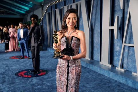 Dương Tử Quỳnh mang tượng vàng Oscar về khoe bố mẹ - Ảnh 1. Dương Tử Quỳnh mang tượng vàng Oscar về khoe bố mẹ - Ảnh 1.