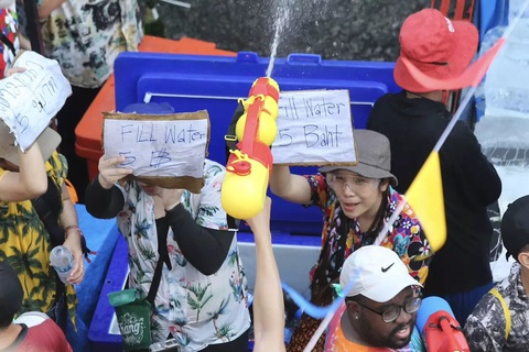 Thái Lan bùng nổ với Tết Songkran sau ba năm gián đoạn vì COVID-19 - Ảnh 8. Thái Lan bùng nổ với Tết Songkran sau ba năm gián đoạn vì COVID-19 - Ảnh 8.
