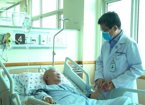 Chương trình tư vấn: quản lý đột quỵ từ kiểm soát các yếu tố nguy cơ đến phục hồi chức năng - Ảnh 2. TS BS. Nguyễn Bá Thắng khám cho người bệnh đột quỵ