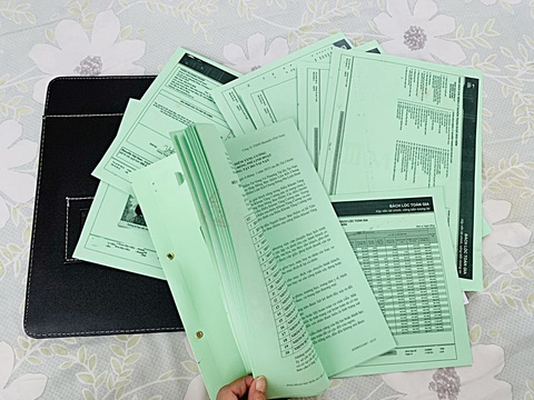 Hợp đồng bảo hiểm nhân thọ thông thường có hàng chục trang giấy kèm với nhiều điều khoản, sản phẩm phụ cần phải nghiên cứu kỹ trước khi ký kết - Ảnh: P.VŨ Hợp đồng bảo hiểm nhân thọ thông thường có hàng chục trang giấy kèm với nhiều điều khoản, sản phẩm phụ cần phải nghiên cứu kỹ trước khi ký kết - Ảnh: P.VŨ