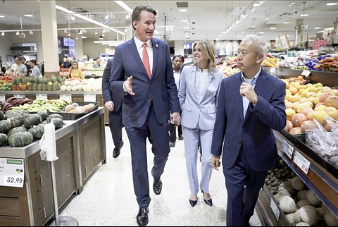 Thống đốc bang Virginia Glenn Youngkin cùng vợ Suzanne đi vào siêu thị H Mart trong lúc gặp gỡ các lãnh đạo cộng đồng gốc Á vào ngày 6-4 tại TP Fairfax, bang Virginia, Mỹ - Ảnh: AFP Thống đốc bang Virginia Glenn Youngkin cùng vợ Suzanne đi vào siêu thị H Mart trong lúc gặp gỡ các lãnh đạo cộng đồng gốc Á vào ngày 6-4 tại TP Fairfax, bang Virginia, Mỹ - Ảnh: AFP