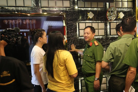 Công an TP.HCM công bố đường dây nóng gỡ vướng, bất cập cho karaoke - Ảnh 1. Đại tá Huỳnh Quang Tâm, trưởng Phòng PC07 (giữa) làm tổ trưởng tổ tham mưu gỡ vướng cho doanh nghiệp - Ảnh: PC07