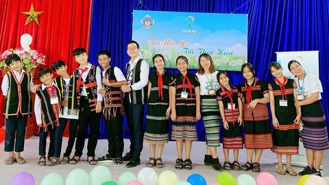 Khóa học 0 đồng về bình đẳng giới - Ảnh 1. Chị Võ Hồng Tâm (thứ 5, từ phải qua) đã mang khóa học 0 đồng “I believe in me” đến Tây Giang (Quảng Nam) - Ảnh: NVCC