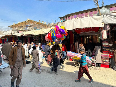 Nhiều trẻ em ở Kabul sớm phải ra đường mưu sinh Ảnh TRUNG NGHĨA Nhiều trẻ em ở Kabul sớm phải ra đường mưu sinh - Ảnh: TRUNG NGHĨA
