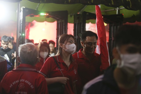 CĐV Hải Phòng đốt pháo sáng trên sân Hàng Đẫy - Ảnh 9. CĐV Hải Phòng đốt pháo sáng trên sân Hàng Đẫy - Ảnh 9.