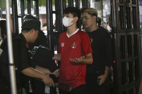 CĐV Hải Phòng đốt pháo sáng trên sân Hàng Đẫy - Ảnh 8. CĐV Hải Phòng đốt pháo sáng trên sân Hàng Đẫy - Ảnh 8.