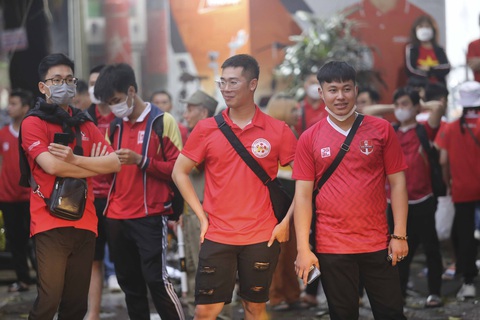 CĐV Hải Phòng đốt pháo sáng trên sân Hàng Đẫy - Ảnh 3. CĐV Hải Phòng đốt pháo sáng trên sân Hàng Đẫy - Ảnh 3.
