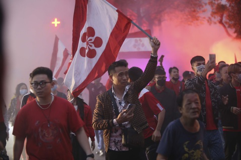 CĐV Hải Phòng đốt pháo sáng trên sân Hàng Đẫy - Ảnh 7. CĐV Hải Phòng đốt pháo sáng trên sân Hàng Đẫy - Ảnh 7.
