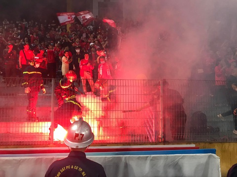CĐV Hải Phòng đốt pháo sáng trong trận CLB Hà Nội - Hải Phòng, vòng 6 V-League 2023 - Ảnh: Đ.K Cổ động viên Hải Phòng đốt pháo sáng trong trận CLB Hà Nội - Hải Phòng, vòng 6 V-League 2023 - Ảnh: Đ.K