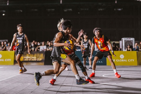 Nghệ sĩ tranh tài cùng sao bóng rổ tại The Global City 3x3 Basketball All-stars Cup - Ảnh 2. Cầu thủ đại học Hoa Sen cố tiếp cận bảng rổ của Rmit Hà Nội - Ảnh: VBA