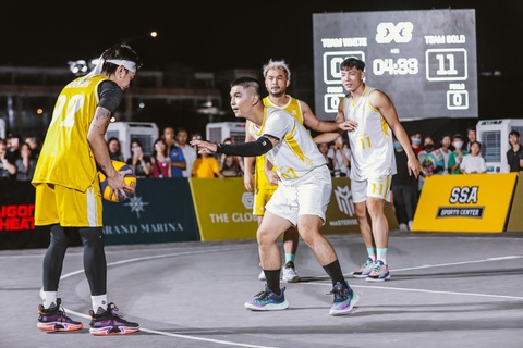 Nghệ sĩ tranh tài cùng sao bóng rổ tại The Global City 3x3 Basketball All-stars Cup - Ảnh 3. Cường Seven phòng thủ trước đội Gold đang dẫn điểm - Ảnh: VBA