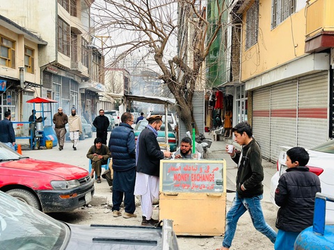 Quầy đổi tiền trên đường phố Kabul Ảnh TRUNG NGHĨA Quầy đổi tiền trên đường phố Kabul - Ảnh: TRUNG NGHĨA