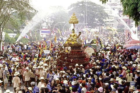 Thái Lan bùng nổ với Tết Songkran sau ba năm gián đoạn vì COVID-19 - Ảnh 5. Thái Lan bùng nổ với Tết Songkran sau ba năm gián đoạn vì COVID-19 - Ảnh 5.