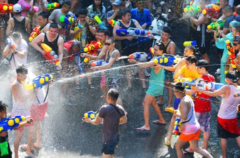 Tết Songkran 2023 vẫn vui dù có nhiều hạn chế - Ảnh 1. Tết Songkran 2023 vẫn vui dù có nhiều hạn chế - Ảnh 1.