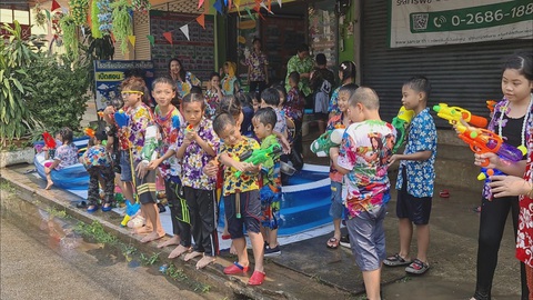 Thái Lan bùng nổ với Tết Songkran sau ba năm gián đoạn vì COVID-19 - Ảnh 2. Thái Lan bùng nổ với Tết Songkran sau ba năm gián đoạn vì COVID-19 - Ảnh 2.
