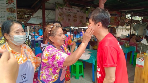 Người dân Thái đang thực hiện nghi thức bôi bột mì lên mặt để tránh những điều xui xẻo trong dịp Tết Songkran tại một ngôi chợ địa phương ở Bangkok - Ảnh: THAIRATH Người dân Thái đang thực hiện nghi thức bôi bột mì lên mặt để tránh những điều xui xẻo trong dịp Tết Songkran tại một ngôi chợ địa phương ở Bangkok - Ảnh: THAIRATH