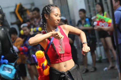 Không chỉ du khách nước ngoài, những bạn trẻ Thái Lan cũng đã bắt đầu hòa mình vào làn nước mát và âm nhạc sôi động trên con đường Khaosan kể từ khi lễ hội nước được khai mạc lúc 12h trưa ngày 13-4 - Ảnh: THAIRATH Không chỉ du khách nước ngoài, những bạn trẻ Thái Lan cũng đã bắt đầu hòa mình vào làn nước mát và âm nhạc sôi động trên con đường Khaosan kể từ khi lễ hội nước được khai mạc lúc 12h trưa ngày 13-4 - Ảnh: THAIRATH
