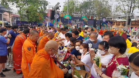Những người dân thuộc cộng đồng người dân tộc Lanna tại tỉnh Chiangmai, miền bắc Thái Lan bắt đầu Tết Songkran bằng việc cúng dường cho các nhà sư để cầu phúc vào sáng ngày 13-4 - Ảnh: THAIRATH Những người dân thuộc cộng đồng người dân tộc Lanna tại tỉnh Chiangmai, miền bắc Thái Lan bắt đầu Tết Songkran bằng việc cúng dường cho các nhà sư để cầu phúc vào sáng ngày 13-4 - Ảnh: THAIRATH