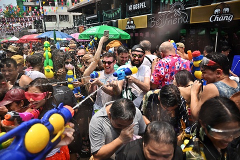 Thái Lan bùng nổ với Tết Songkran sau ba năm gián đoạn vì COVID-19 - Ảnh 1. Thái Lan bùng nổ với Tết Songkran sau ba năm gián đoạn vì COVID-19 - Ảnh 1.