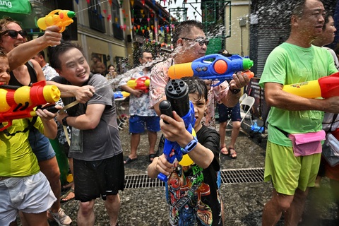 Thái Lan bùng nổ với Tết Songkran sau ba năm gián đoạn vì COVID-19 - Ảnh 7. Thái Lan bùng nổ với Tết Songkran sau ba năm gián đoạn vì COVID-19 - Ảnh 7.