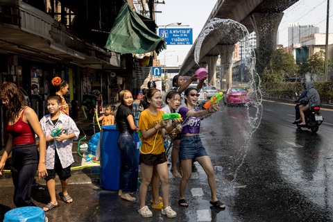 Thái Lan bùng nổ với Tết Songkran sau ba năm gián đoạn vì COVID-19 - Ảnh 9. Thái Lan bùng nổ với Tết Songkran sau ba năm gián đoạn vì COVID-19 - Ảnh 9.