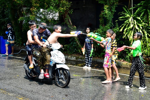 Thái Lan bùng nổ với Tết Songkran sau ba năm gián đoạn vì COVID-19 - Ảnh 10. Thái Lan bùng nổ với Tết Songkran sau ba năm gián đoạn vì COVID-19 - Ảnh 10.
