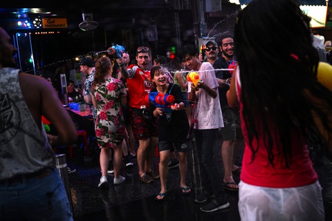 Thái Lan bùng nổ với Tết Songkran sau ba năm gián đoạn vì COVID-19 - Ảnh 11. Thái Lan bùng nổ với Tết Songkran sau ba năm gián đoạn vì COVID-19 - Ảnh 11.