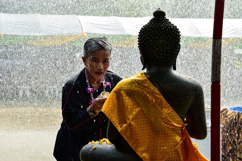 Thái Lan bùng nổ với Tết Songkran sau ba năm gián đoạn vì COVID-19 - Ảnh 3. Thái Lan bùng nổ với Tết Songkran sau ba năm gián đoạn vì COVID-19 - Ảnh 3.