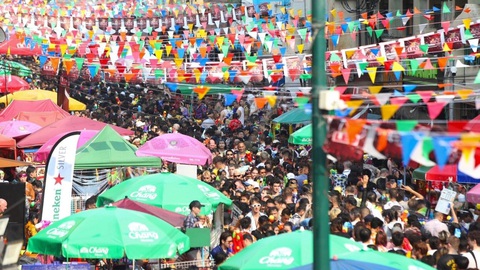 Thái Lan bùng nổ với Tết Songkran sau ba năm gián đoạn vì COVID-19 - Ảnh 6. Thái Lan bùng nổ với Tết Songkran sau ba năm gián đoạn vì COVID-19 - Ảnh 6.