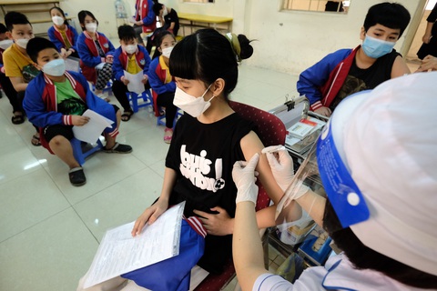 Người dân Hà Nội muốn tiêm vắc xin COVID-19, tìm mỏi mắt - Ảnh 1. Người dân Hà Nội muốn tiêm vắc xin COVID-19, tìm mỏi mắt - Ảnh 1.