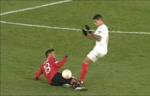 CĐV Man Utd nổi giận vì Erik Lamela thoát thẻ đỏ - Ảnh 4. CĐV Man Utd nổi giận vì Erik Lamela thoát thẻ đỏ - Ảnh 4.