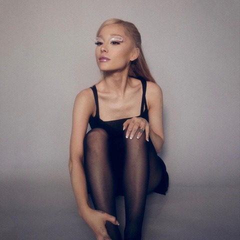 Ariana Grande đăng ảnh ca sĩ ngoại cỡ Lizzo để đáp trả về cơ thể siêu mỏng - Ảnh 4. Ariana Grande đăng ảnh ca sĩ ngoại cỡ Lizzo để đáp trả về cơ thể siêu mỏng - Ảnh 4.