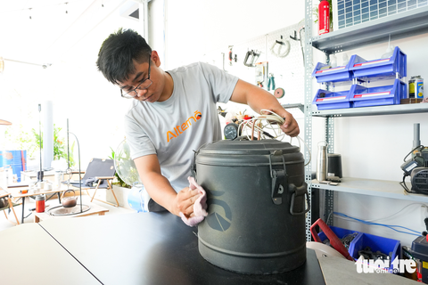 Ba chàng khởi nghiệp cải tiến năng lượng tái tạo với pin cát - Ảnh 2. Ba chàng khởi nghiệp cải tiến năng lượng tái tạo với pin cát - Ảnh 2.