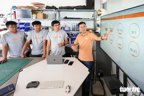 Ba chàng khởi nghiệp cải tiến năng lượng tái tạo với pin cát - Ảnh 3. Ba chàng khởi nghiệp cải tiến năng lượng tái tạo với pin cát - Ảnh 3.