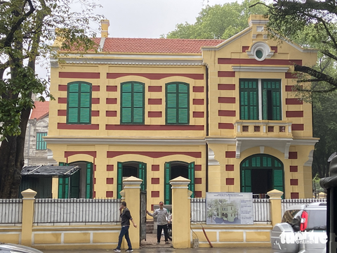Màu vôi biệt thự 49 Trần Hưng Đạo trùng tu 14 tỉ đồng bị chê - Ảnh 1. Màu vôi biệt thự 49 Trần Hưng Đạo trùng tu 14 tỉ đồng bị chê - Ảnh 1.