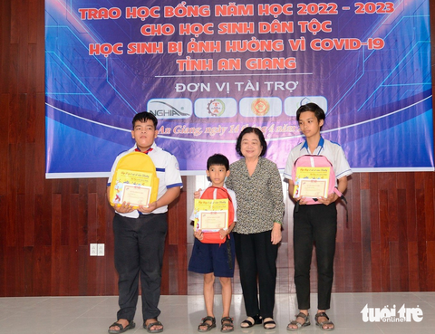 Trao tặng 53 suất học bổng Vừ A Dính cho học sinh Khmer - Ảnh 1. Trao tặng 53 suất học bổng Vừ A Dính cho học sinh Khmer - Ảnh 1.